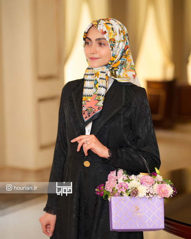 مانتو کلوش زنانه ژاکارد مشکی با خرجکار تور ترک، طراحی پوشیده و فرم آزاد، مناسب استایل شیک، فانتزی و مدرن از برند حوریان