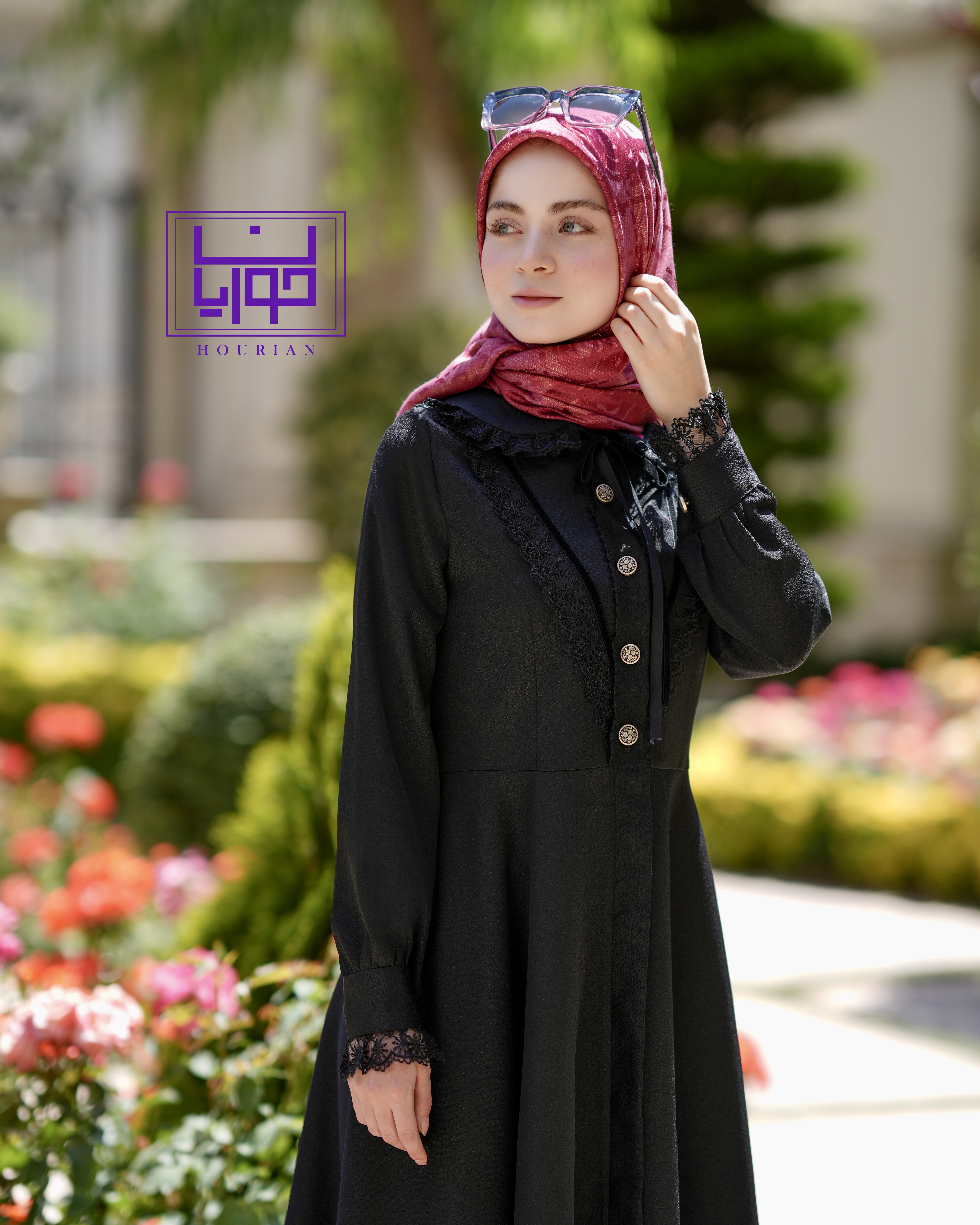 مانتو زنانه پوشیده و فانتزی رویال از برند حوریان با پارچه سوپر مازراتی، طراحی جلوباز و دکمه‌خور سرتاسری، مناسب استایل مدرن، شیک و دخترانه