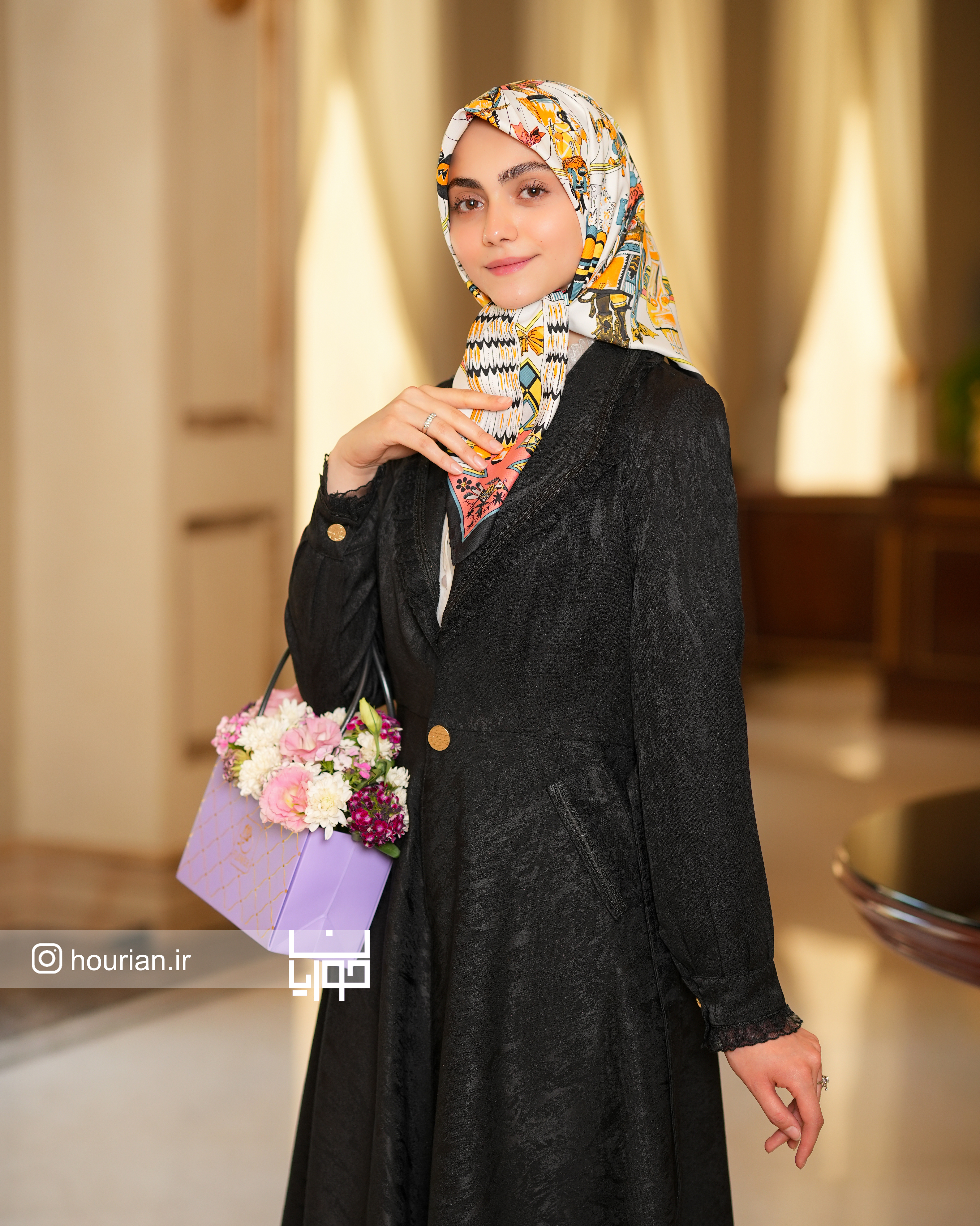 مانتو کلوش زنانه ژاکارد مشکی با خرج‌کار تور ترک، طراحی پوشیده و فرم آزاد، مناسب استایل شیک، فانتزی و مدرن از برند حوریان